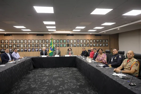 Reajuste às forças de segurança: deputados pedem agilidade a ministro