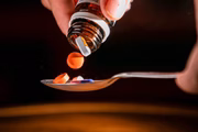 Os medicamentos antirretrovirais (ARV) surgiram na década de 1980 para impedir a multiplicação do HIV no organismo. Esses medicamentos ajudam a evitar o enfraquecimento do sistema imunológico
Os medicamentos antirretrovirais (ARV) surgiram na década de 1980 para impedir a multiplicação do HIV no organismo. Esses medicamentos ajudam a evitar o enfraquecimento do sistema imunológico