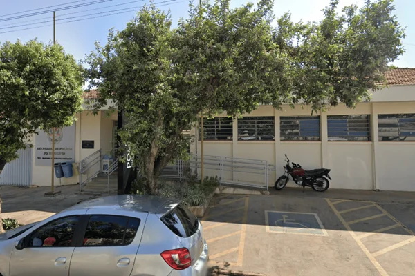 Imagem colorida da fachada da delegacia onde foi registrado caso da criança da traqueostomia - Metrópoles