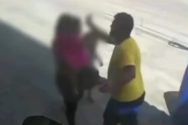 Imagem colorida,Homem é flagrado ao agredir mulher e criança em bairro de João Pessoa- Metrópoles