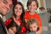 Felipe Simas, Mariana Uhlmann e os três filhos: Joaquim, de 11 anos, Maria, de 8, e Vicente, de 5.
