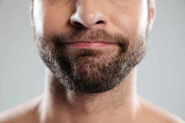 Imagem colorida de rosto masculino com barba feita - Metrópoles