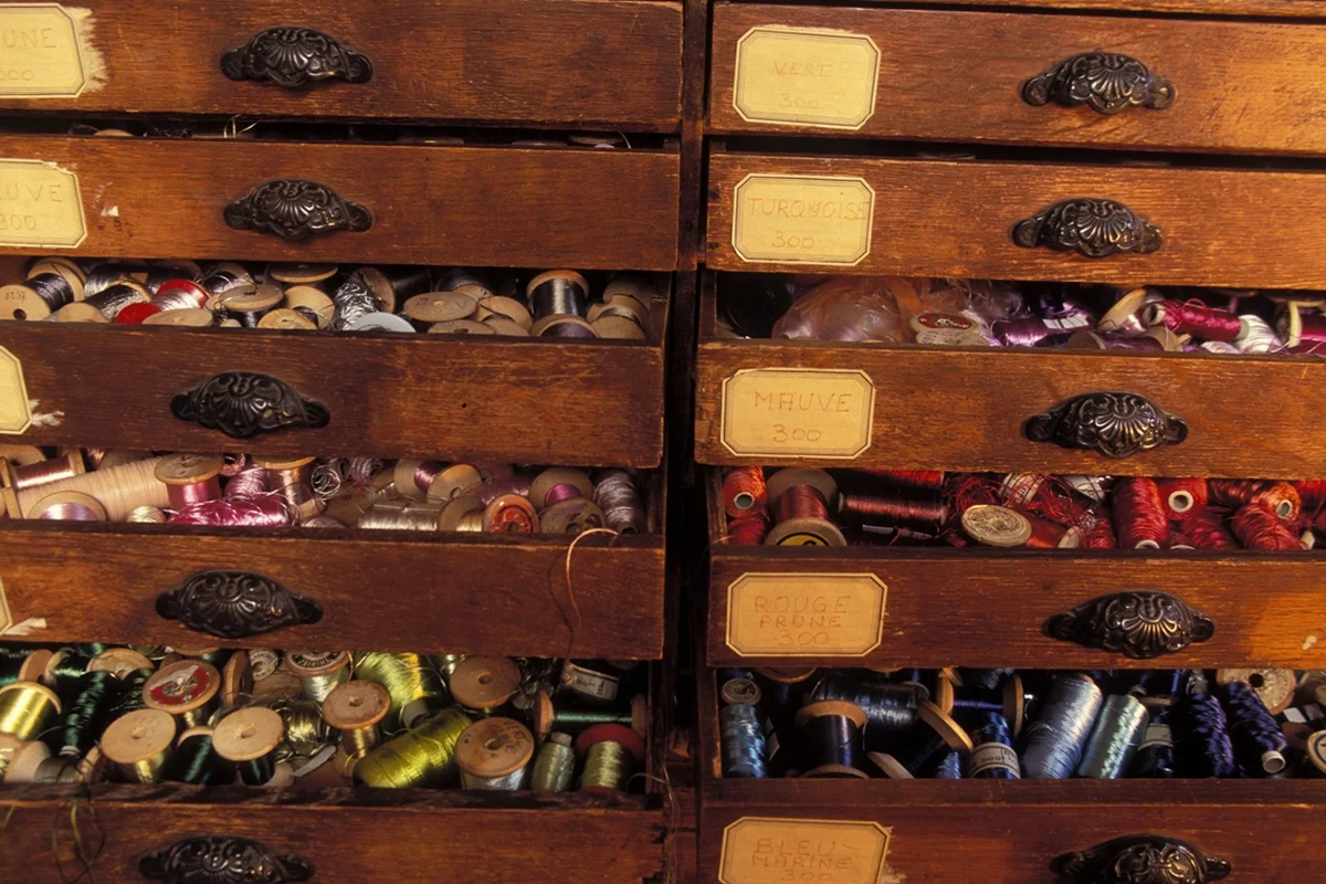 Ateliê de bordados Lesage, em 1995 Ateliê de bordados Lesage, em 1995