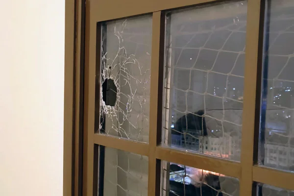 Janela quebrada após ser atingida por bala perdida em Campinas (SP).