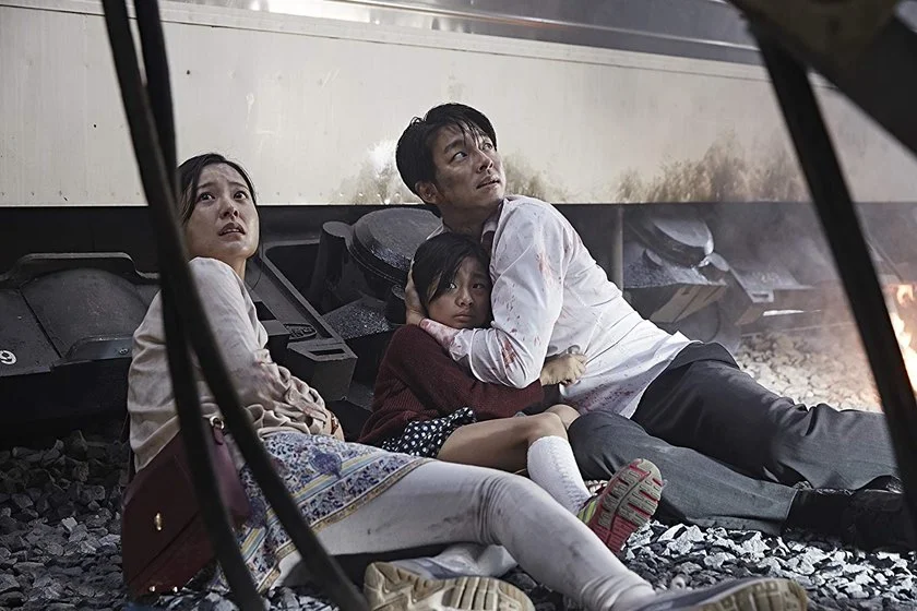 <a href="https://www.netflix.com/br/title/80117824" target="_blank"><b>Invasão Zumbi:</b></a> Quando a Coreia é assolada por uma epidemia de zumbis, um pai (Gong Yoo) e sua filha partem em uma jornada de trem angustiante, tentando chegar à única cidade do país que não foi afetada. Assista ao <a href="https://www.youtube.com/watch?v=7n5zdZCLW1w" target="_blank">trailer</a> <a href="https://www.netflix.com/br/title/80117824" target="_blank"><b>Invasão Zumbi:</b></a> Quando a Coreia é assolada por uma epidemia de zumbis, um pai (Gong Yoo) e sua filha partem em uma jornada de trem angustiante, tentando chegar à única cidade do país que não foi afetada. Assista ao <a href="https://www.youtube.com/watch?v=7n5zdZCLW1w" target="_blank">trailer</a>