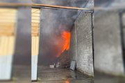 Incêndio atinge fábrica de artigos de natal em Contagem, Grande BH, neste sábado (13/9)
