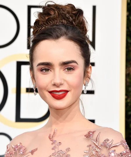 Lily sempre aposta em coques. Nesse look, usado no Globo de Ouro 2017, a artista arriscou com uma trança escama de peixe para finalizar o penteado alto e volumoso Lily sempre aposta em coques. Nesse look, usado no Globo de Ouro 2017, a artista arriscou com uma trança escama de peixe para finalizar o penteado alto e volumoso