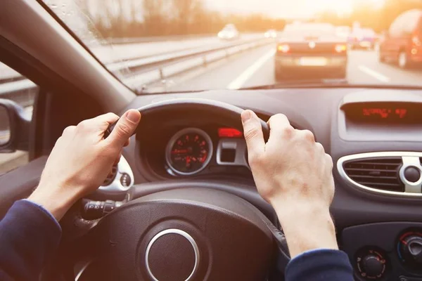 Homem decide trocar de sexo para pagar seguro de carro mais barato