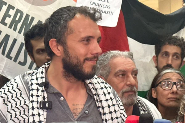 Ativistas no aeroporto de Guarulhos aguardando a chegada de Thiago Àvila