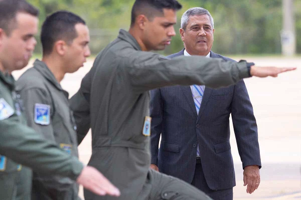 Em evento do Governo Federal de envio de aeronave à Varsóvia na Polônia para resgatar brasileiros, o ministro da defesa Braga Netto observa movimentação de militares - Metrópoles