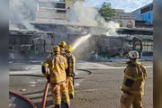 Ônibus pega fogo e fica destruído em estação no Centro de BH Ônibus pega fogo e fica destruído em estação no Centro de BH