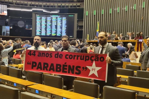 imagem colorida mostra protesto bolsonarista aniversario pt camara dos deputados - Metrópoles