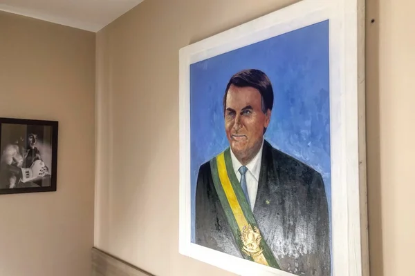 Bolsonaro expõe pintura em que aparece usando faixa presidencial