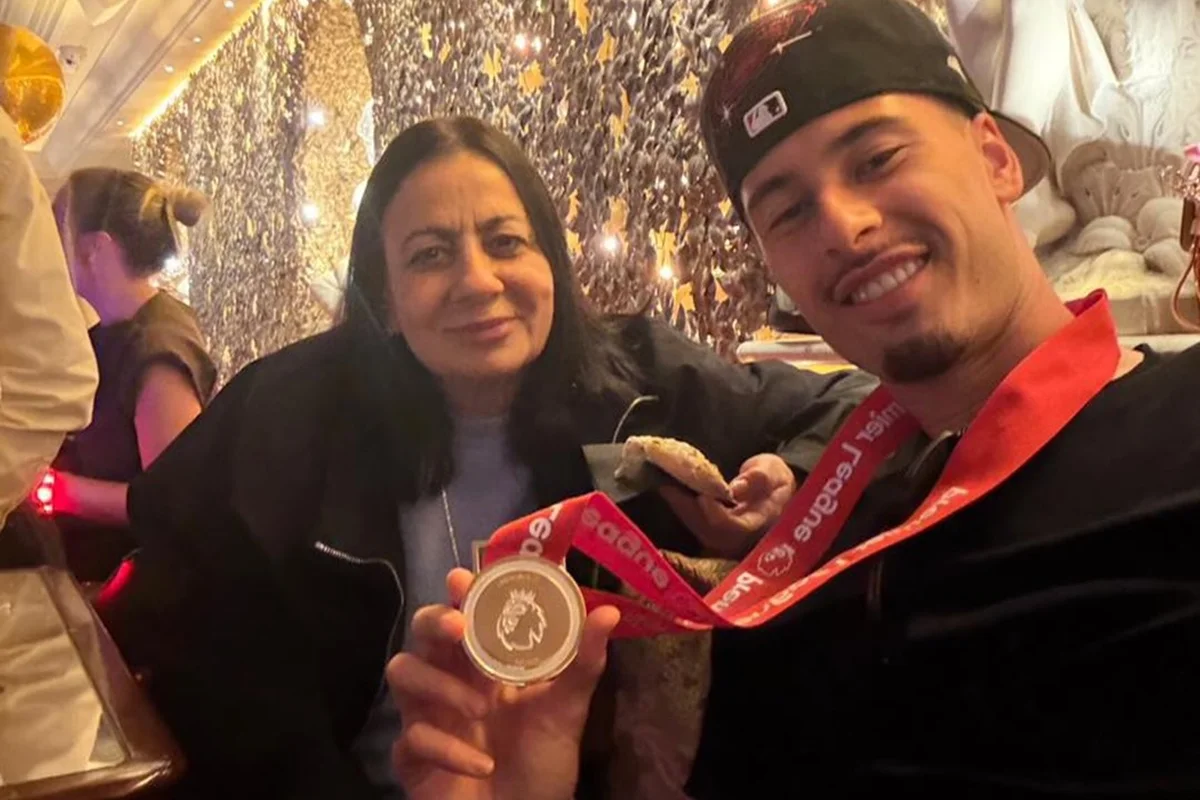 Elizabete, mãe de Gabriel Martinelli, teve papel fundamental na carreira do atacante. Ela acompanhou de perto a trajetória do filho desde a infância no Brasil e chegou a se mudar para a Inglaterra para auxiliá-lo na adaptação ao Arsenal e na rotina diária Elizabete, mãe de Gabriel Martinelli, teve papel fundamental na carreira do atacante. Ela acompanhou de perto a trajetória do filho desde a infância no Brasil e chegou a se mudar para a Inglaterra para auxiliá-lo na adaptação ao Arsenal e na rotina diária