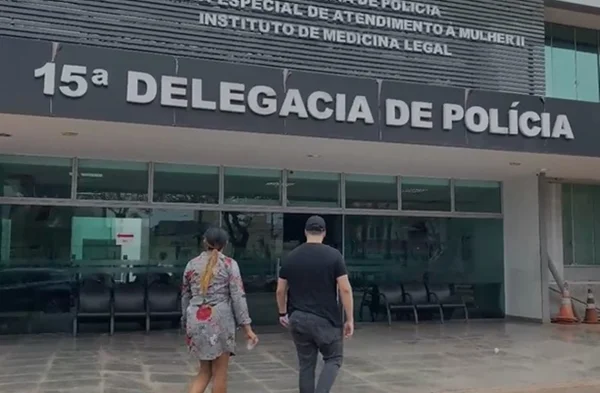 Imagem colorida de entrada de delegacia