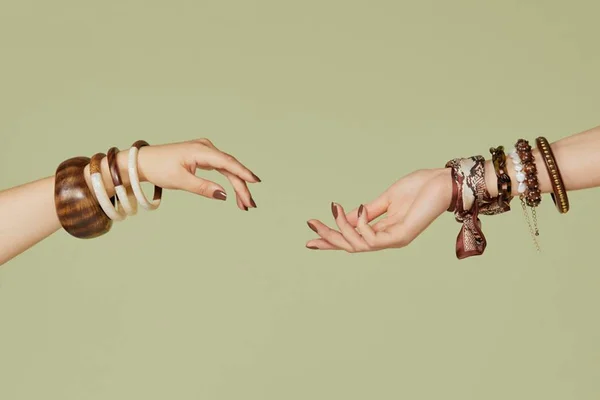 mãos com pulseiras