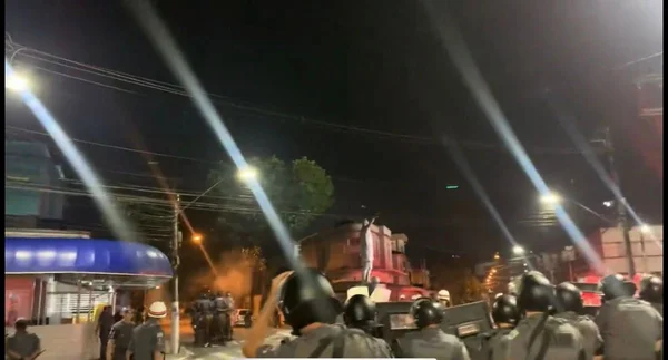 Polícia Militar em confronto com torcida do Santos - Metrópoles