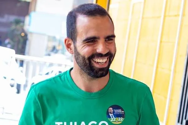 Fotografia colorida de homem de barba sorrindo
