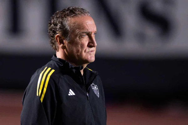 “Fiz e faria de novo”, destaca Cuca sobre mudanças antes do clássico