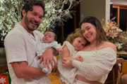 Viih Tube e Eli posam com os dois filhos, Lua e Ravi
