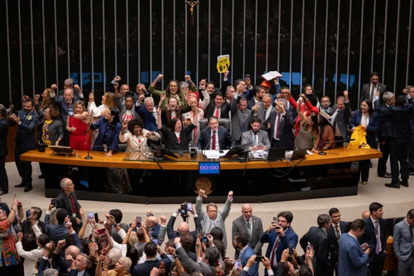 Em vitória do governo Lula, Câmara aprova PEC do fim da escala 6x1