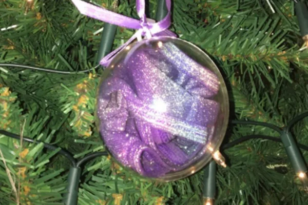 Vovó se engana e decora árvore de Natal com calcinhas purpurinadas