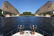 Trança com volume e frente levemente solta, meio messy para Emily Ratajkowski