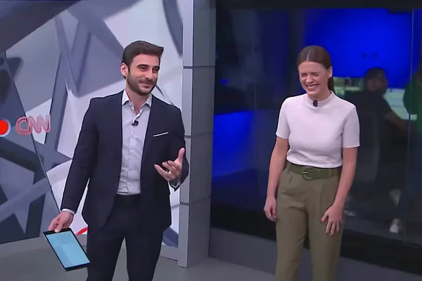 Elisa Veeck dá gargalhada no Expresso CNN, telejornal que apresenta ao lado de Evandro Cini
