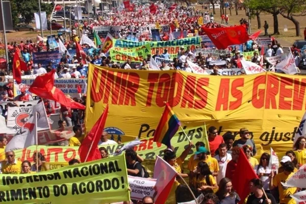 Servidores públicos fazem manifestação - Metrópoles