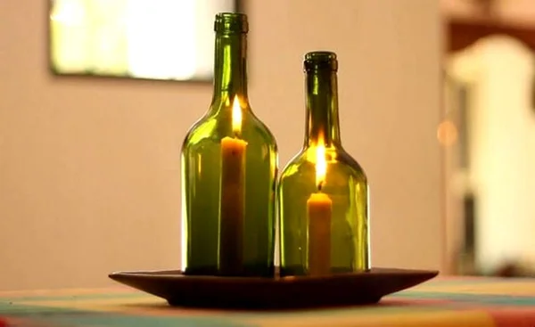 Garrafa de vidro virou porta velas