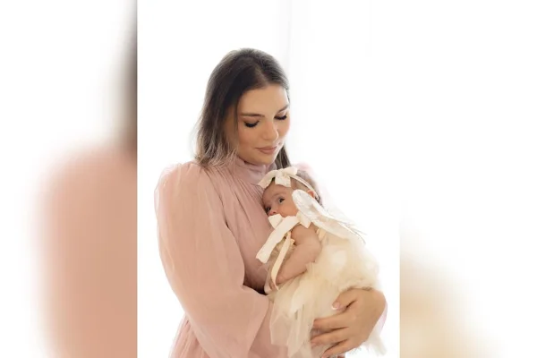 Imagem colorida mostra bebê e mãe - Metrópoles