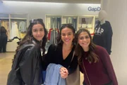 Bruna Marquezine posa com fãs brasileiras