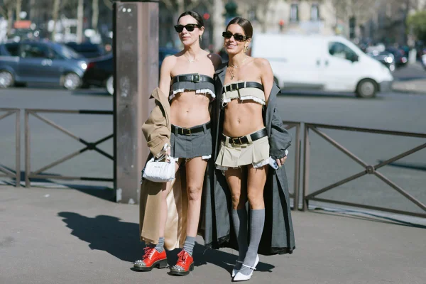 Looks combinados com minissaia de cintura baixa da Miu Miu