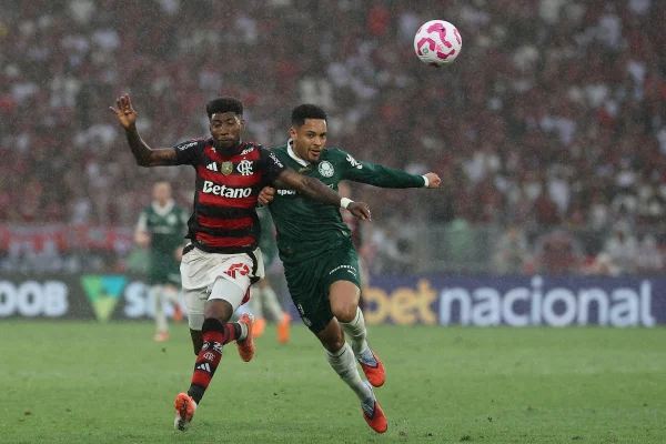 Foto colorida de Flamengo e Palmeiras - Metrópoles
