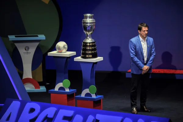 Juninho Paulista perto da taça da Copa América