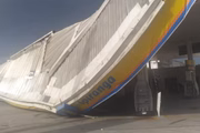 Rajada de vento de 65 quilômetros por hora derruba cobertura de posto de combustíveis, em Praia Grande, na Baixada Santista, litoral de SP