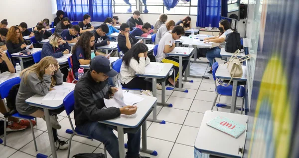 foto colorida de estudantes participando da primeira edição do Provão Paulista, com mais de 15 mil vagas para o ensino superior em São Paulo - Metrópoles
