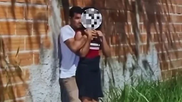 imagem colorida suspeito em surto faz adolescente refém com faca em goiás