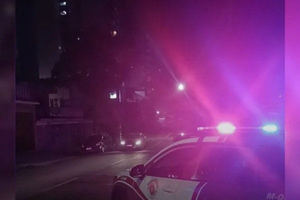 Imagem colorida mostra carro da PM na rua de motel onde menores foram flagrados com 2 adultos - Metrópoles