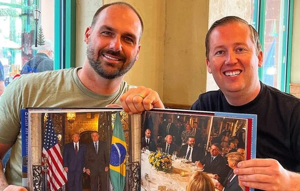 eduardo bolsonaro com livro de donald trump