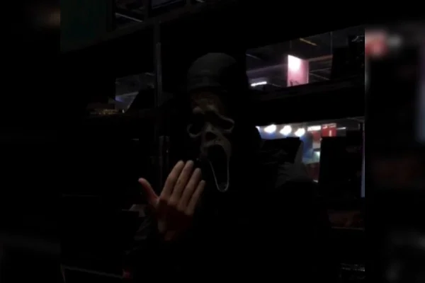 Ghostface: ação com homens mascarados na Bienal gera polêmica nas redes - destaque galeria