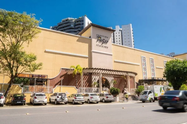 Foto colorida de shopping paseo