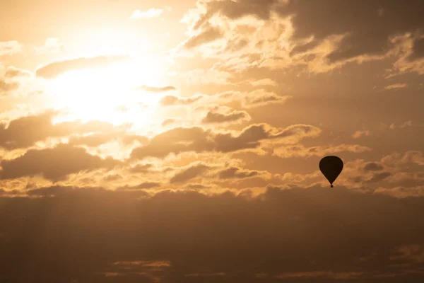 Foto dia ensolarado na capital federal. Um balão corta o céu cheio de nuvens