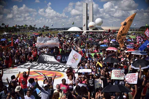 AGU derruba liminar e contingenciamento em universidades volta a valer