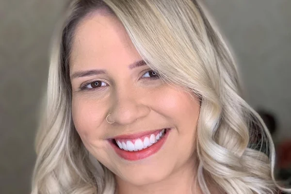 Marília Mendonça aproveita férias para colocar silicone nos seios