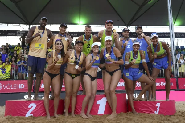 Atletas do Vôlei de Praia comemoram suas conquistas no Circuito Mundial de Vôlei de Praia, que aconteceu no Parque da Cidade, no Distrito Federal