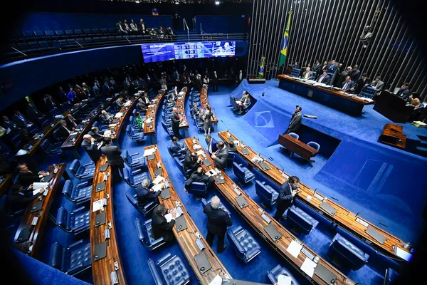 No Senado, Flávio Bolsonaro e mais 11 impõem sigilo a gastos