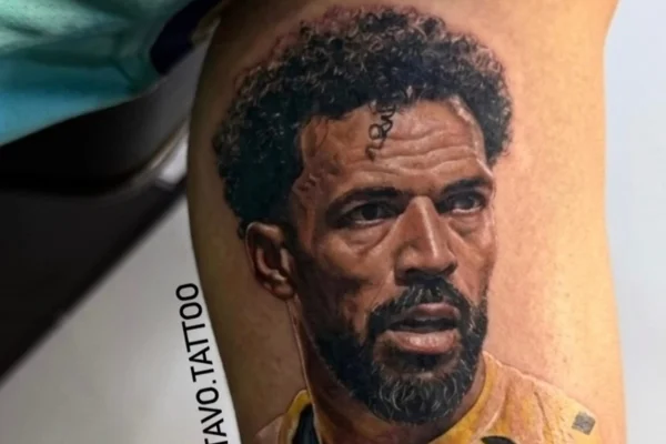 Brasileiro tatua goleiro Vozinha, de Cabo Verde. Veja imagens