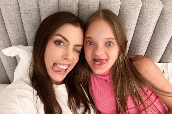 Foto colorida da influencer Fabiana Justus e sua irmã mais nova, Rafaella Justus - Metrópoles