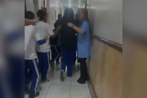 Imagens mostram alunos em desespero durante ataque à escola